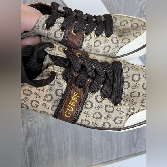 S38. Guess women Sneaker With Guess Logo Design 9M - Picture 4 of 6